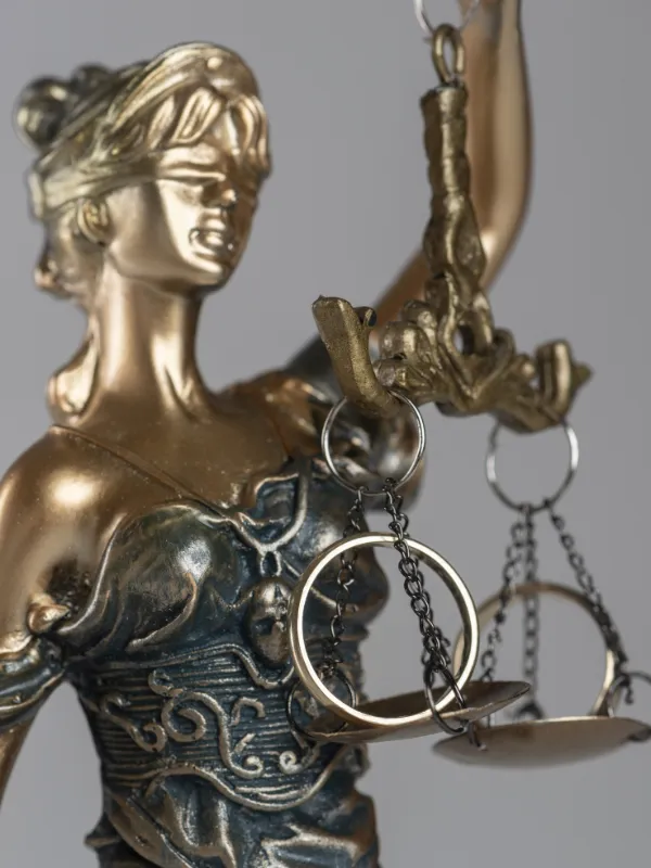 posąg temidy z obrączkami symbol rozwodu